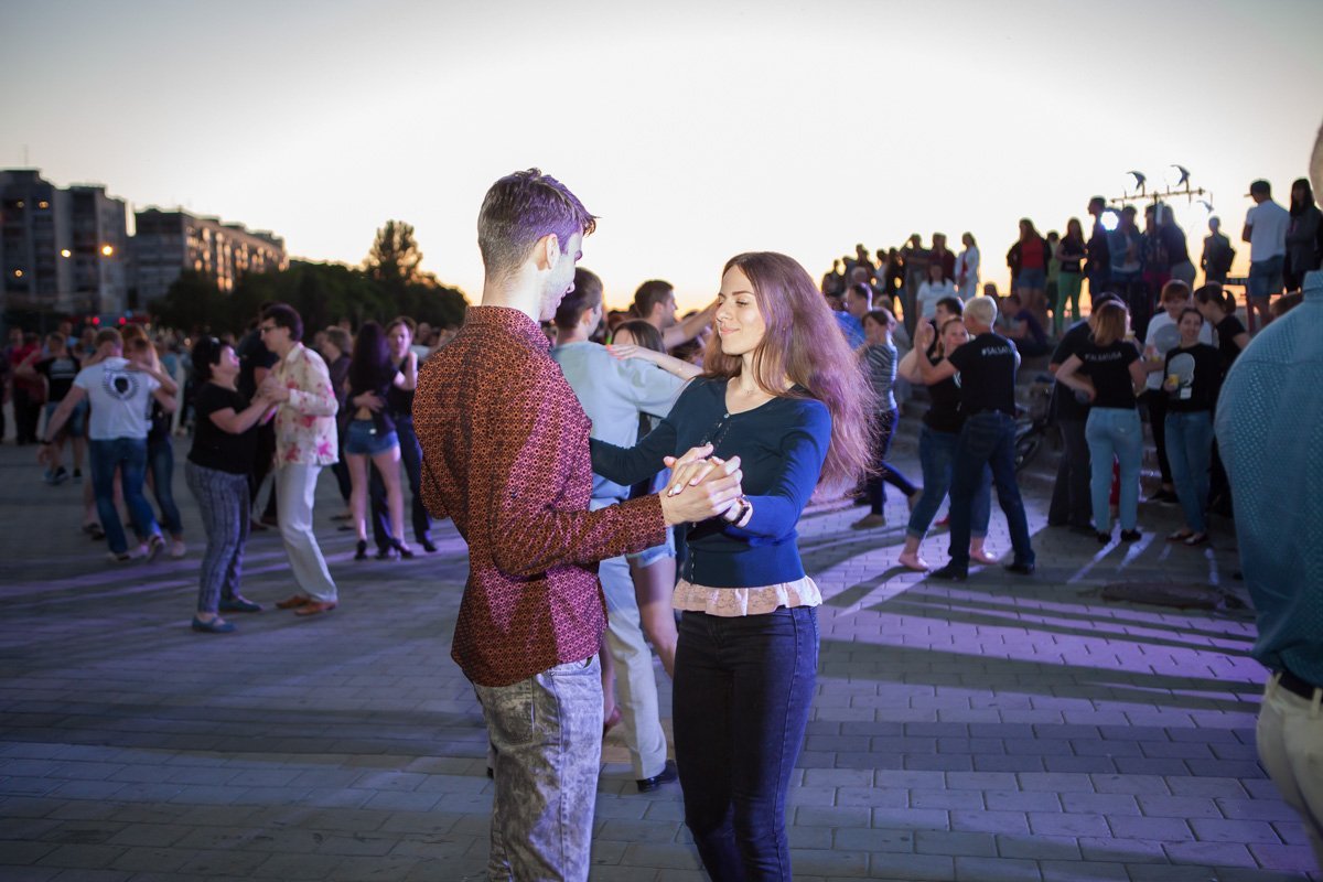 Заинтересованные люди всегда могут подойти к преподавателям и записаться в школу на танцы Заинтересованные люди всегда могут подойти к преподавателям и записаться в школу на танцы