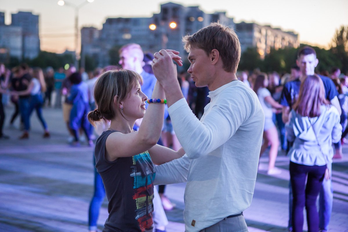 Пару для танцев можно найти прямо здесь Пару для танцев можно найти прямо здесь