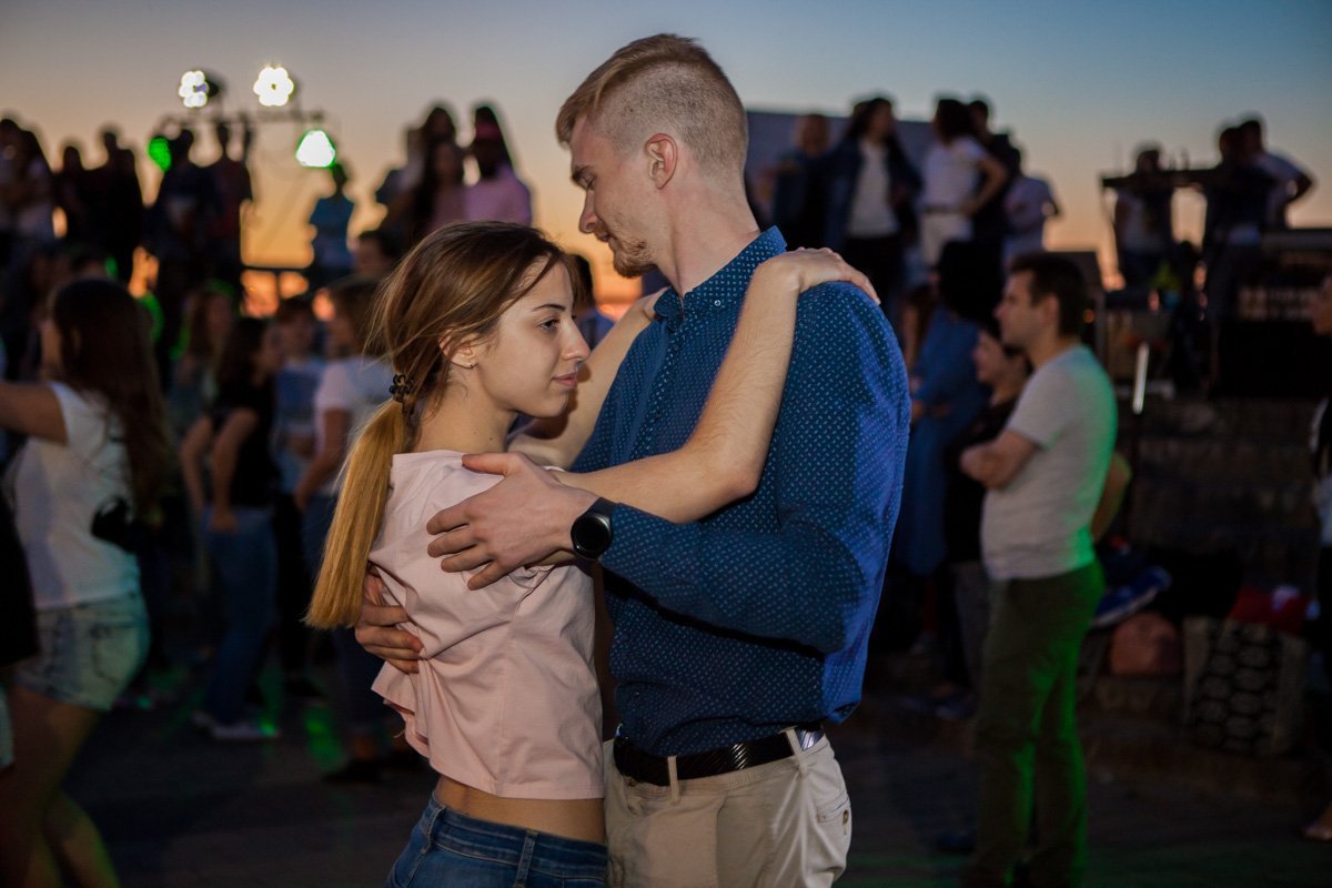 Для тех, кто не проходит мимо, а хочет присоединиться к флешмобу, организовывают специальные мастер-классы 3 раза за вечер Для тех, кто не проходит мимо, а хочет присоединиться к флешмобу, организовывают специальные мастер-классы 3 раза за вечер