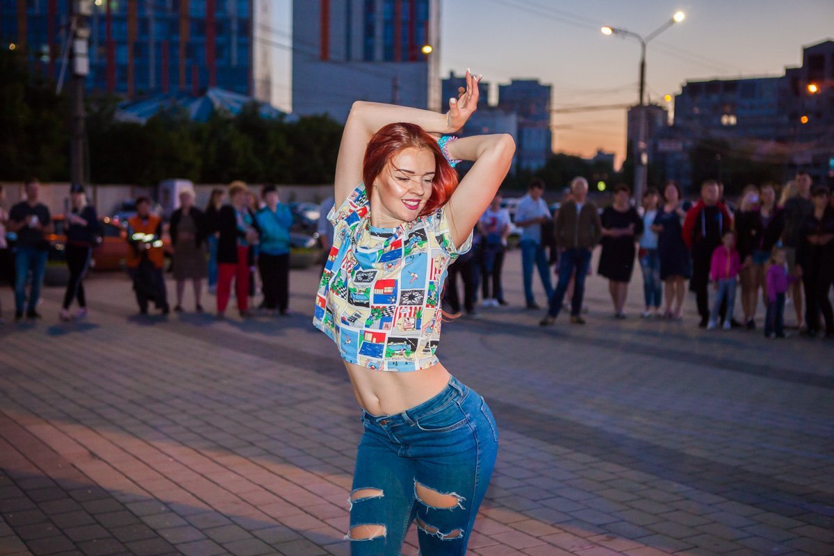 Танцы могут быть как парными, так и сольными Танцы могут быть как парными, так и сольными