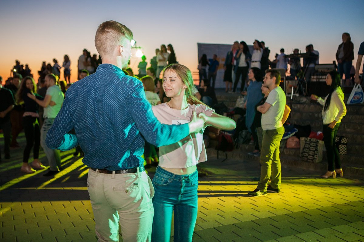 Здесь люди двигают телами под звуки зажигательной музыки Здесь люди двигают телами под звуки зажигательной музыки