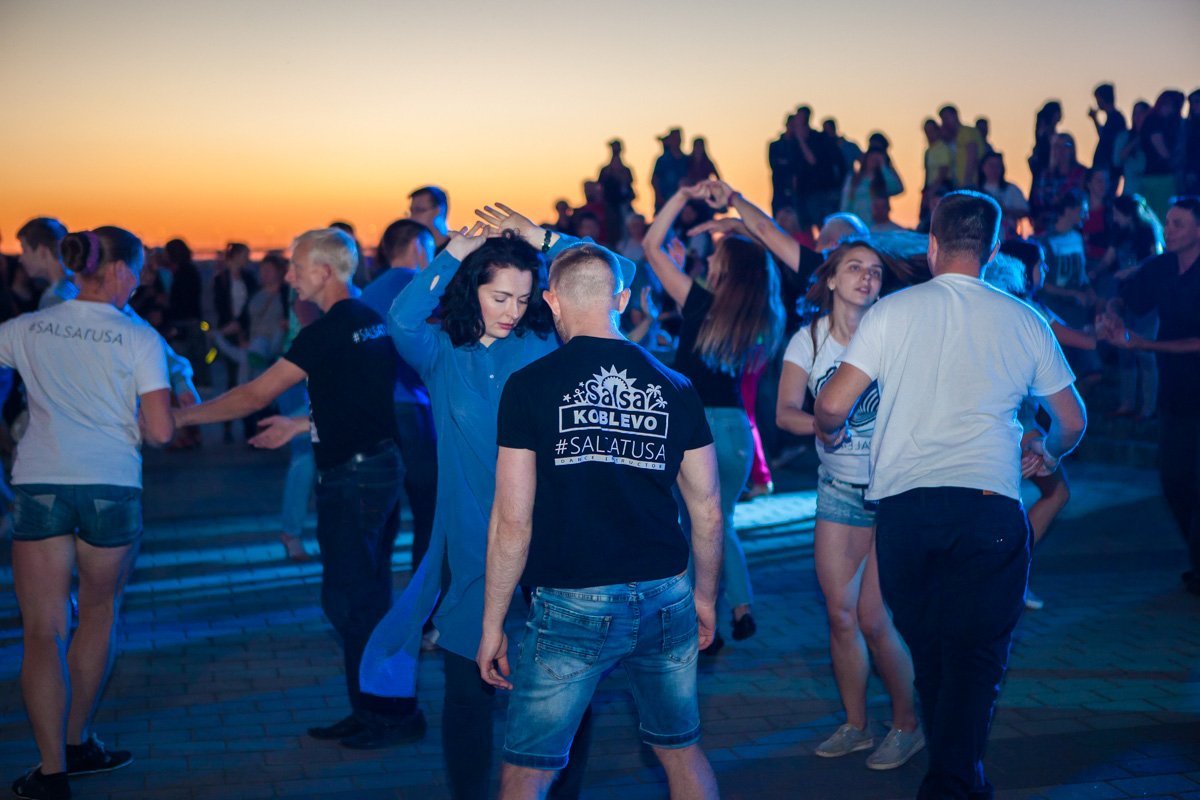 Заводят новые знакомства и отдыхают от ежедневной городской суеты Заводят новые знакомства и отдыхают от ежедневной городской суеты