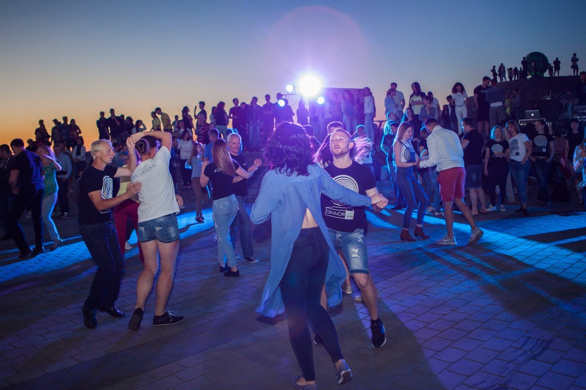 Вечеринка на открытом воздухе Вечеринка на открытом воздухе