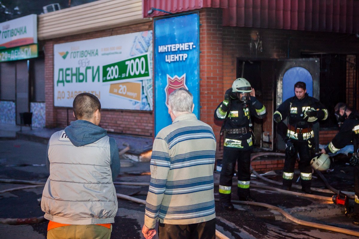 Неизвестные ворвались в заведение и ударили охранника по лицу, после чего подожгли центр Неизвестные ворвались в заведение и ударили охранника по лицу, после чего подожгли центр