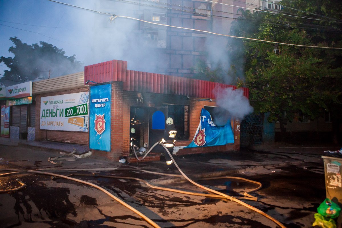 Прибыв на место вызова, спасатели установили, что пожар возник в зале одноэтажного интернет-центра Прибыв на место вызова, спасатели установили, что пожар возник в зале одноэтажного интернет-центра
