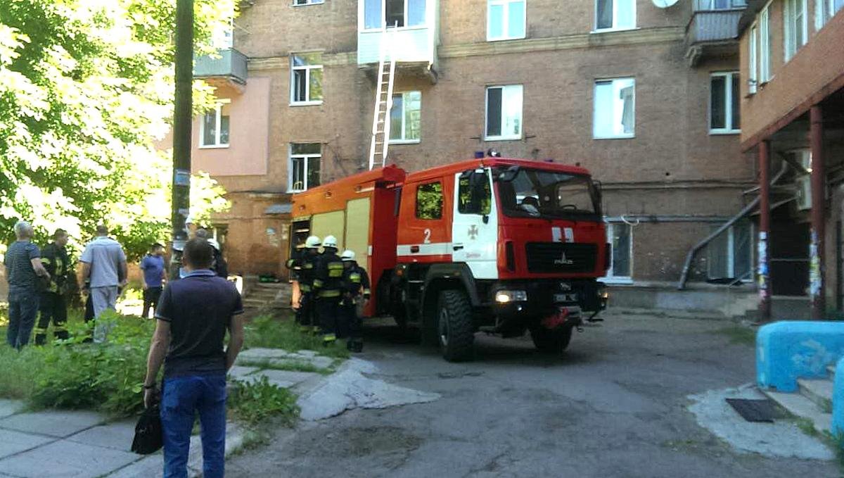 Из горящей квартиры хозяйку спасатели вывели с помощью лестницы