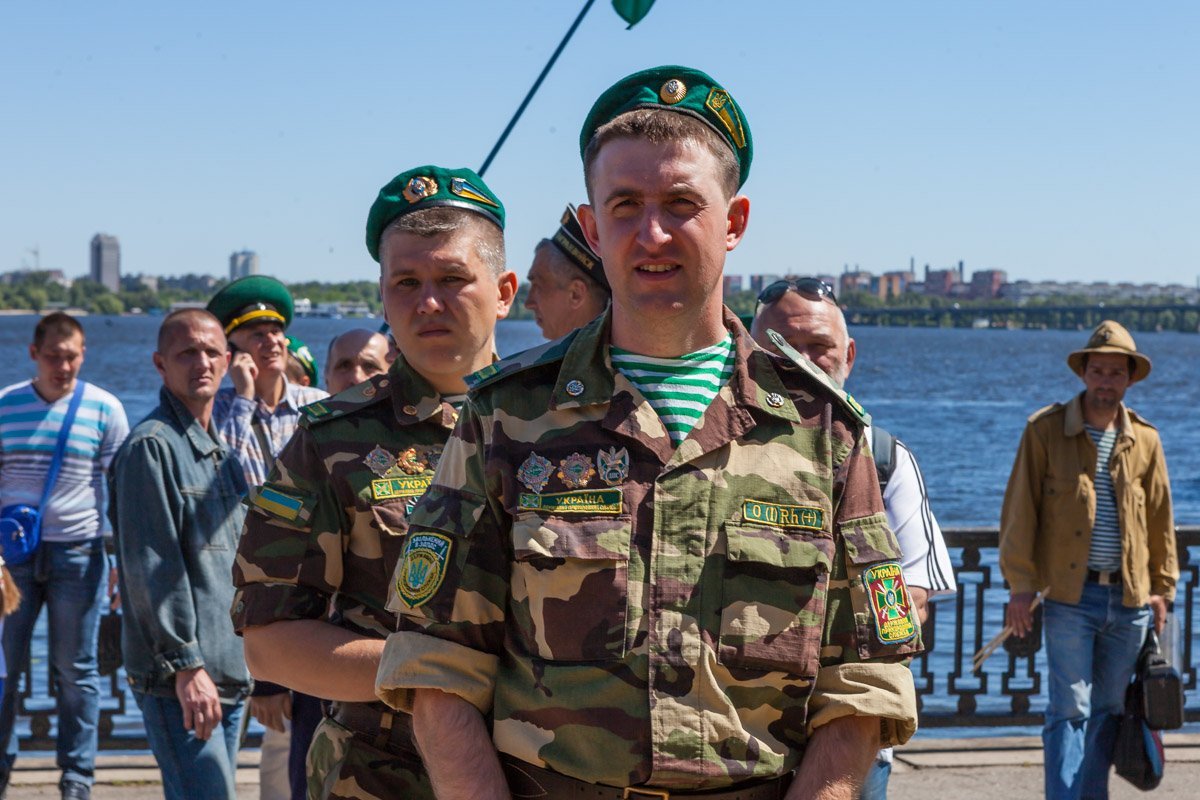 Пограничники приходили и для того, чтобы увидеть своих сослуживцев