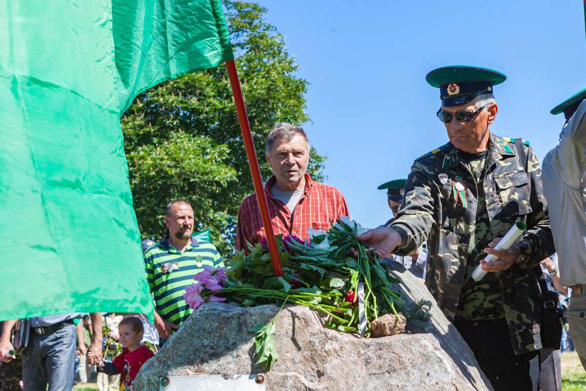 Возложение цветов у памятника пограничникам