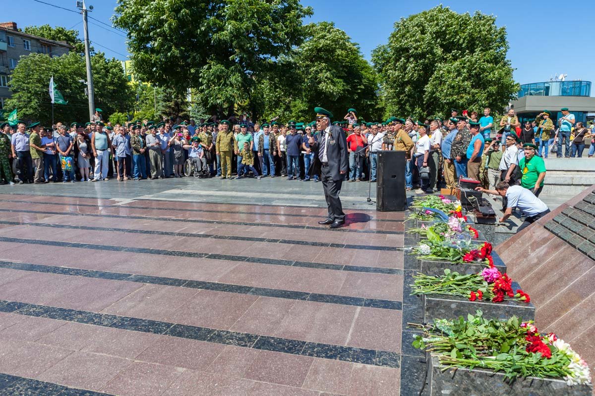 Все участники собрались возле памятника воинам-афганцам