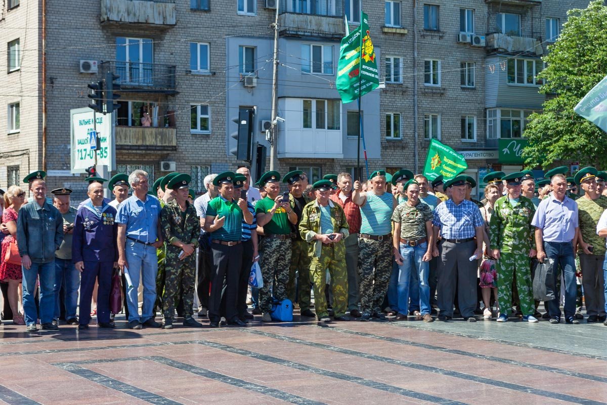 Пограничников пришло около двухсот человек