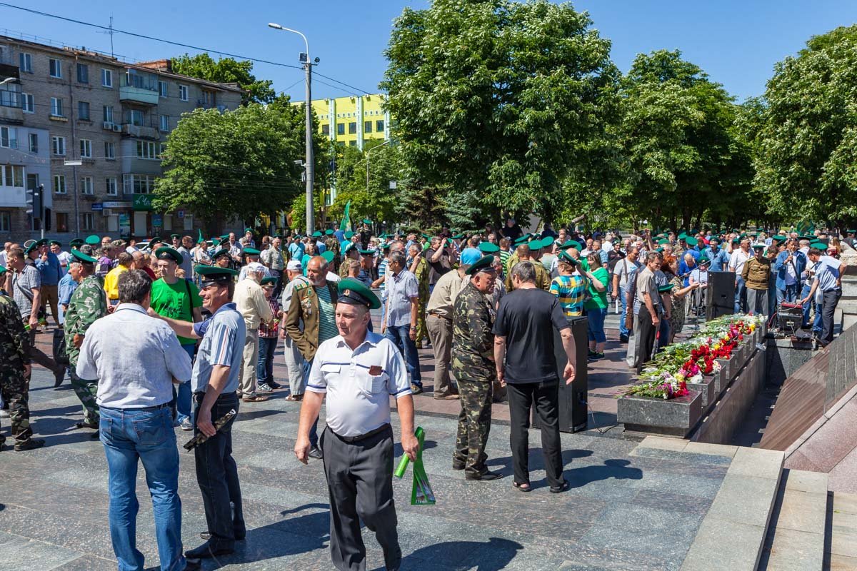 После официальной части все стали искать своих побратимов