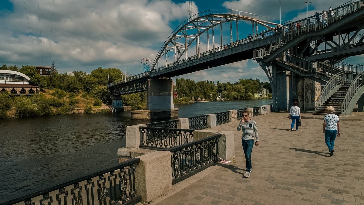 Пешеходный мост соединяет два берега парка Пешеходный мост соединяет два берега парка