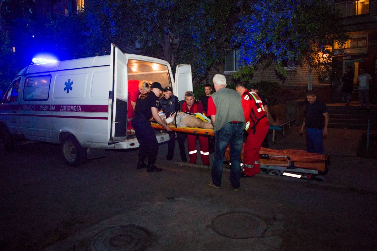 Девушка сорвалась с балкона 5-этажа Девушка сорвалась с балкона 5-этажа