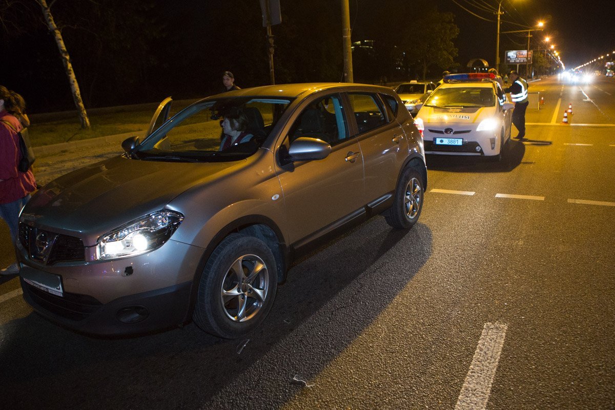 На Набережной Победы автомобиль Nissan сбил 19-летнего парня На Набережной Победы автомобиль Nissan сбил 19-летнего парня