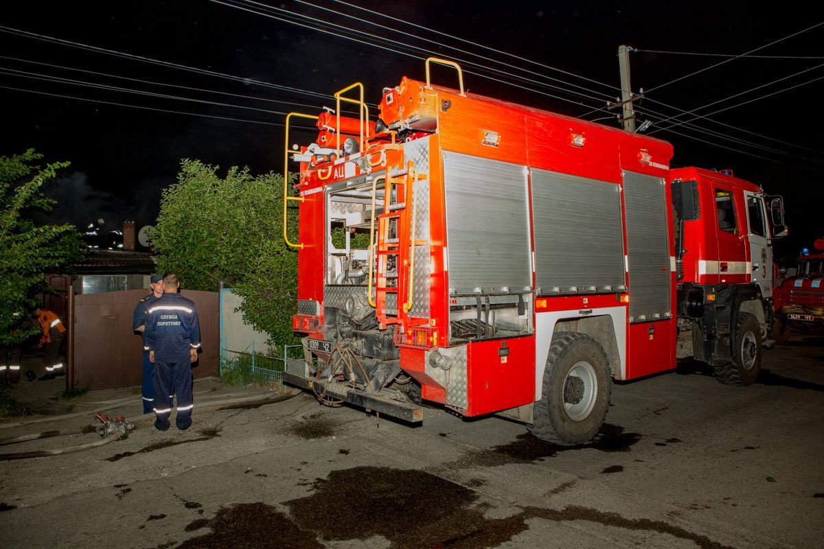 На место происшествия немедленно прибыли спасатели 3 и 18 пожарно-спасательных частей
