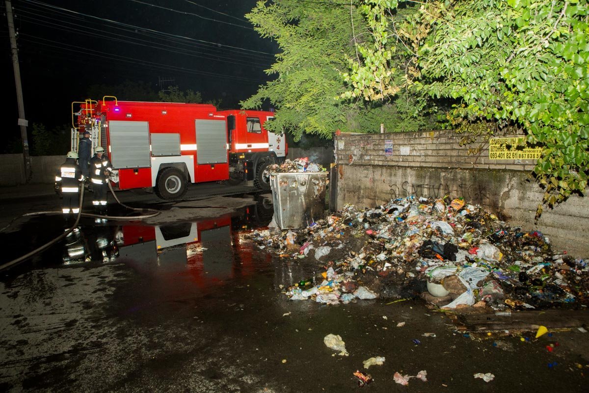 В течение часа спасатели потушили сразу несколько баков В течение часа спасатели потушили сразу несколько баков
