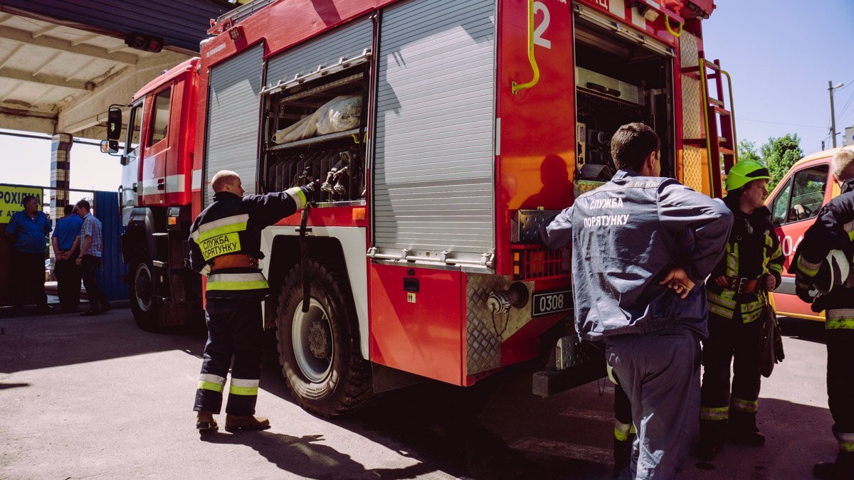 На месте сотрудники 2-й пожарно-спасательной части ГУ ГСЧС