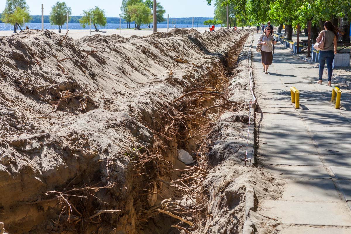 Траншея, длиной в 380 метров, послужит водоотводом для питьевых фонтанчиков и душевых