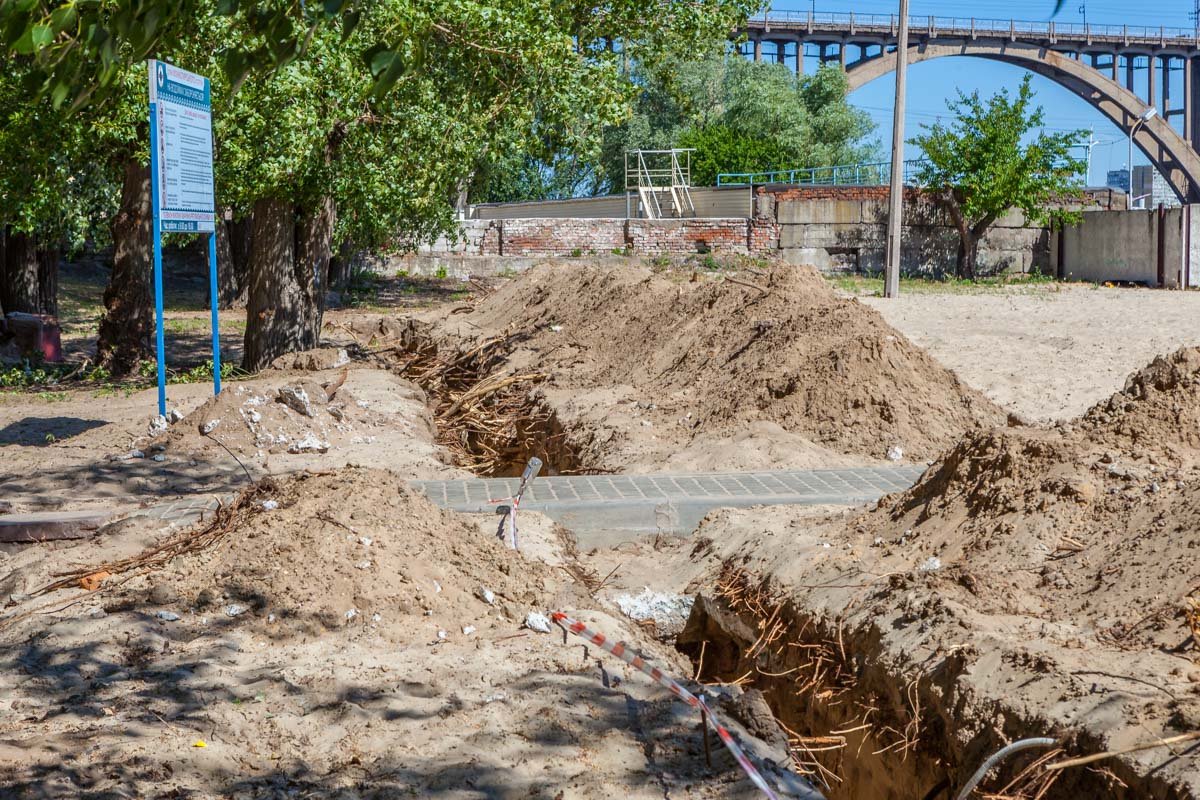 Все, что расположено до и после нее вдоль пляжа - останется неизменным