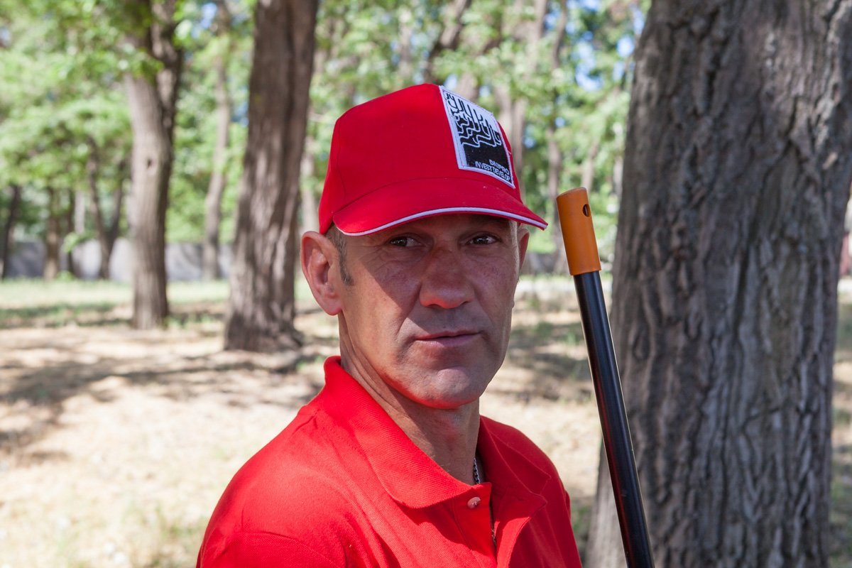 Один из стюардов - Василий - говорит, что уже который день подряд готовят территорию к летнему сезону