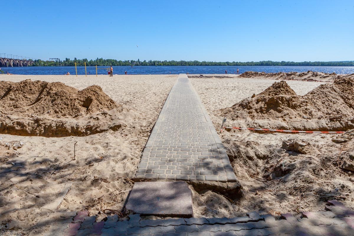На Монастырском пляже появятся три новые дорожки к воде