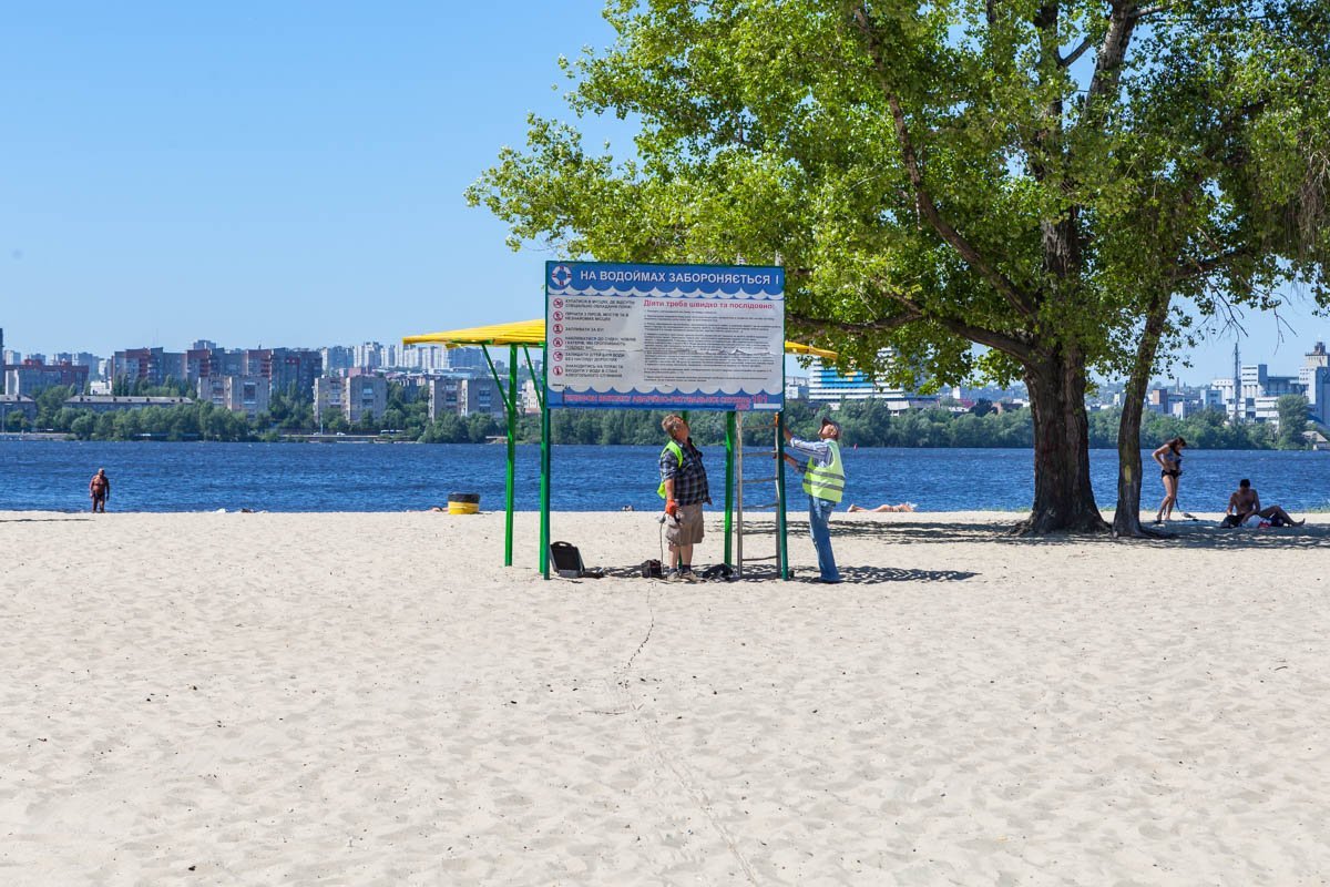 Коммунальщики обустраивают новый стенд с правилами поведения на пляже
