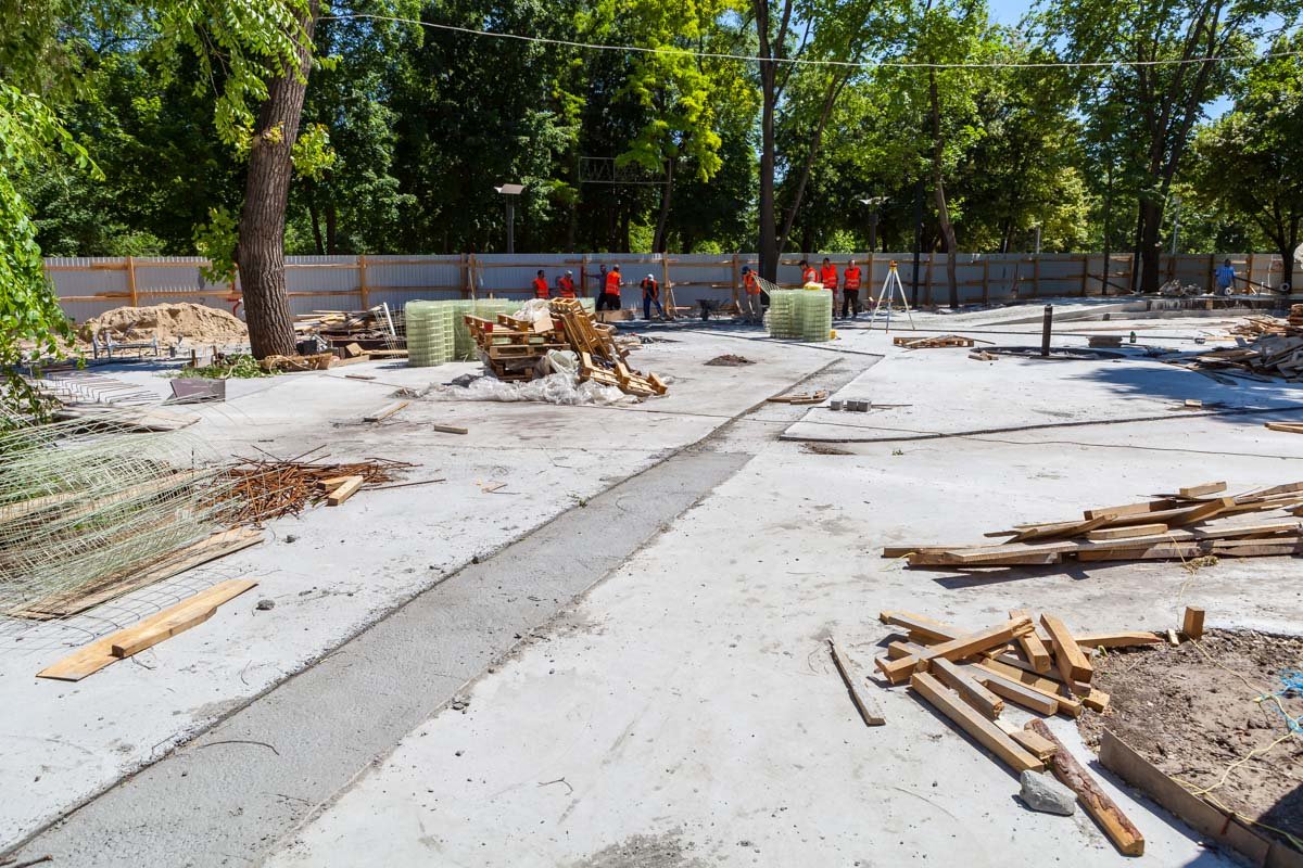 Но рабочие усердно трудятся изо дня в день