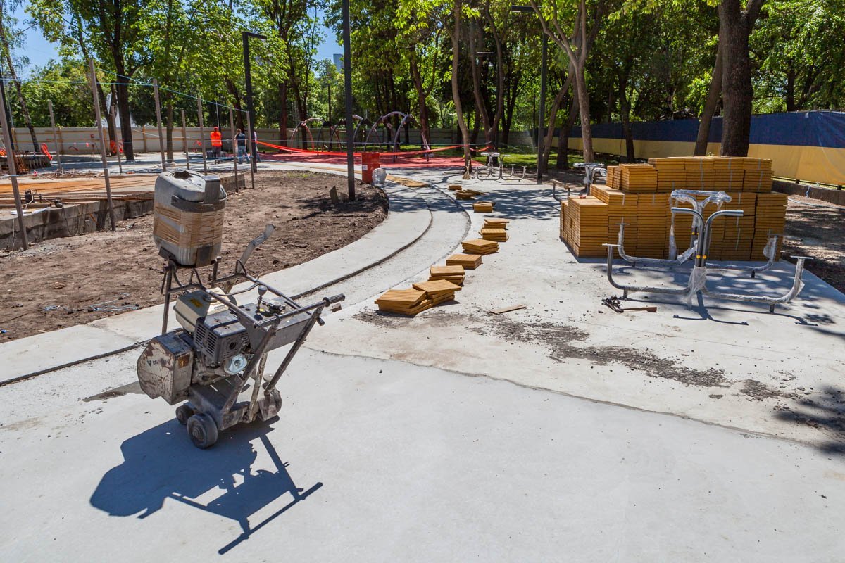 На территории будут дорожки из тактильной плитки