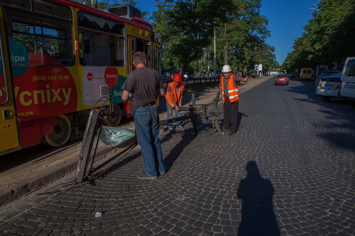 Пантограф рухнул на проезжую часть