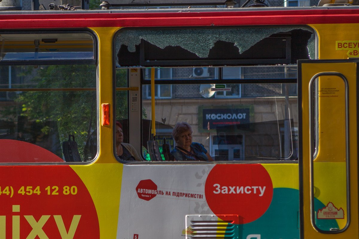 При падении конструкция разбила переднее стекло первого вагона трамвая