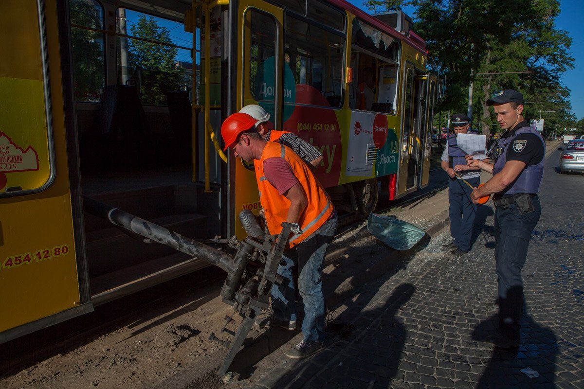 Пантограф сотрудники аварийной службы убрали с проезжей части в вагон