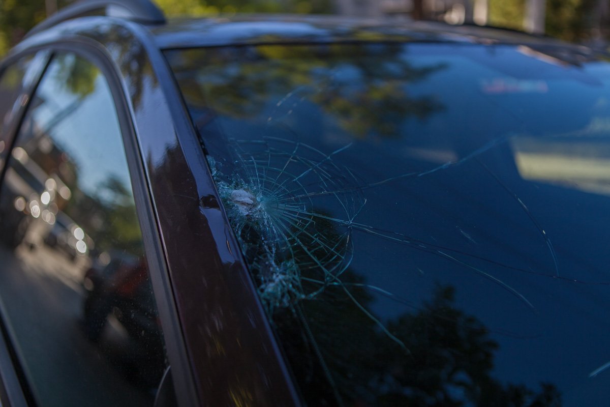 У автомобиля повреждено лобовое стекло