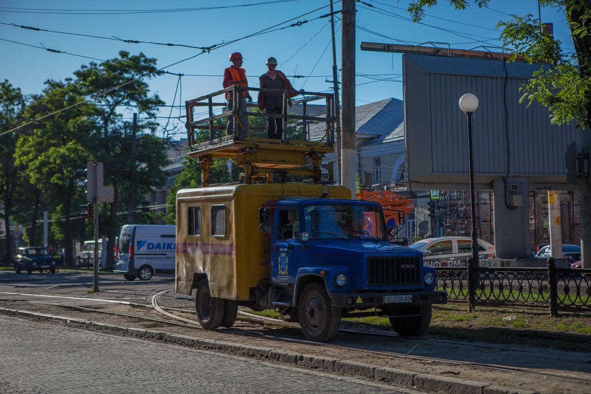 На месте работали сотрудники аварийной службы, проблему пытаются устранить как можно быстрее