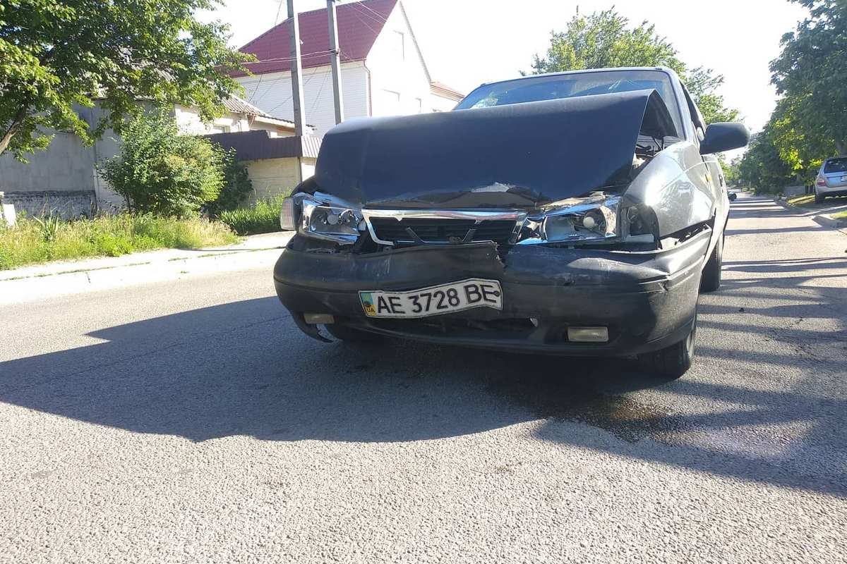 Водитель Daewoo врезался в Hyundai и скрылся с места аварии Водитель Daewoo врезался в Hyundai и скрылся с места аварии