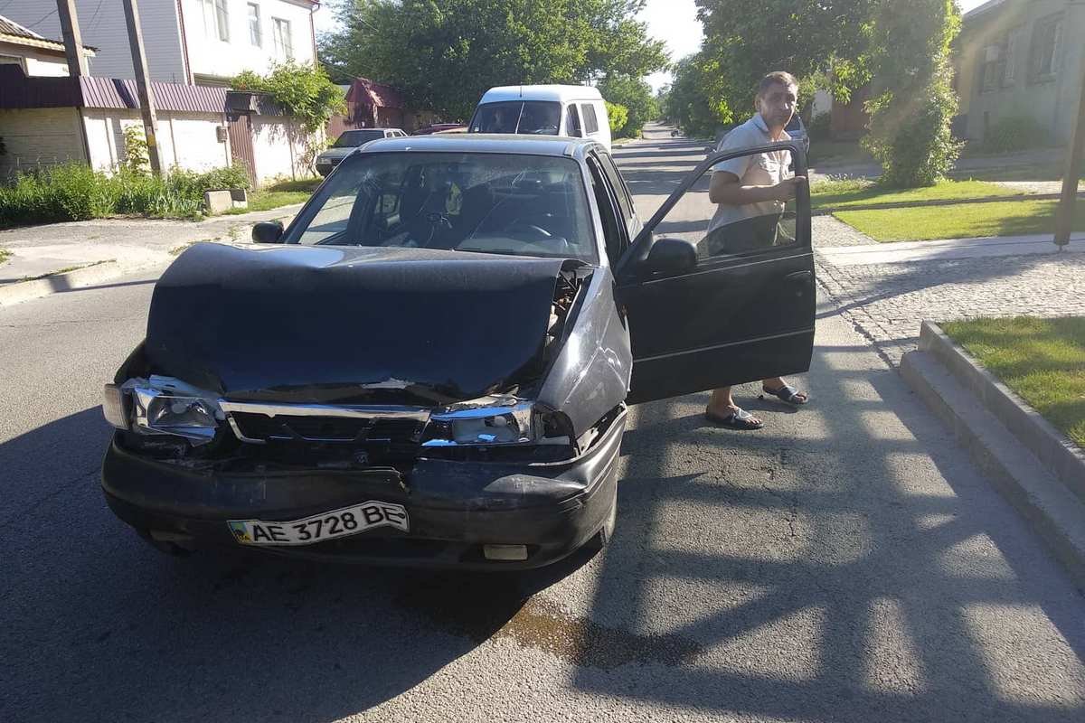 Поврежденный автомобиль заметили недалеко от места ДТП Поврежденный автомобиль заметили недалеко от места ДТП