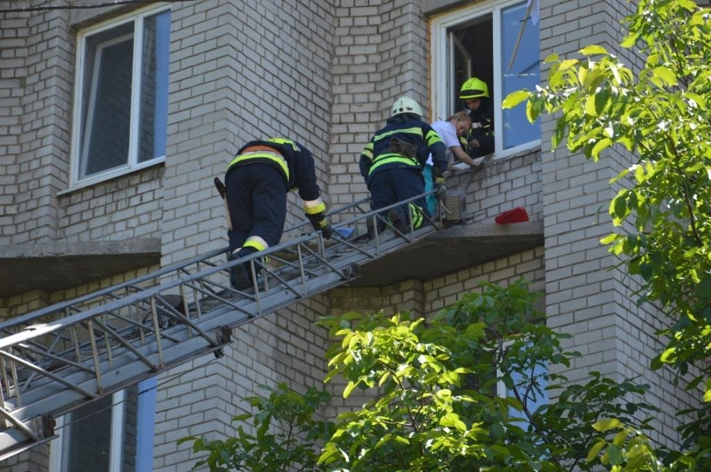 Во время учений спасатели эвакуировали людей Во время учений спасатели эвакуировали людей