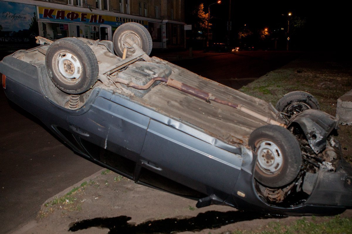 Автомобиль перевернулся напротив Шевченковского отделения полиции Автомобиль перевернулся напротив Шевченковского отделения полиции
