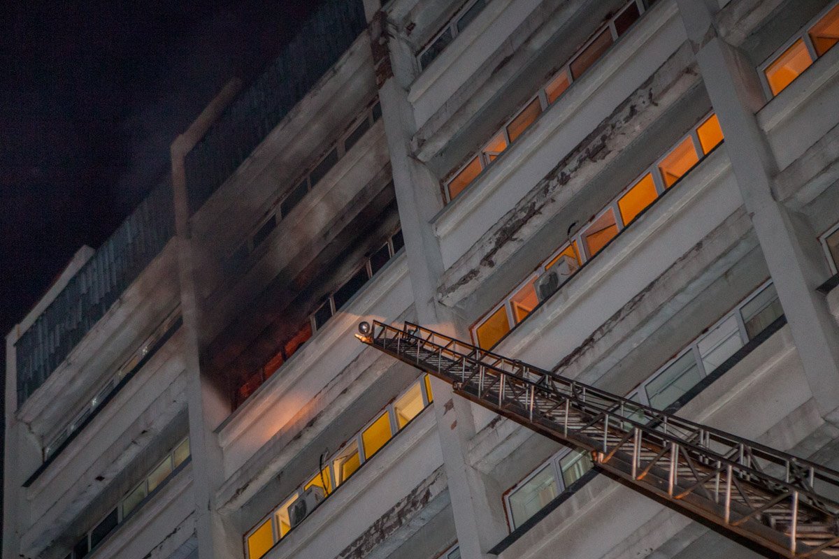 На месте работало 3 автовышки