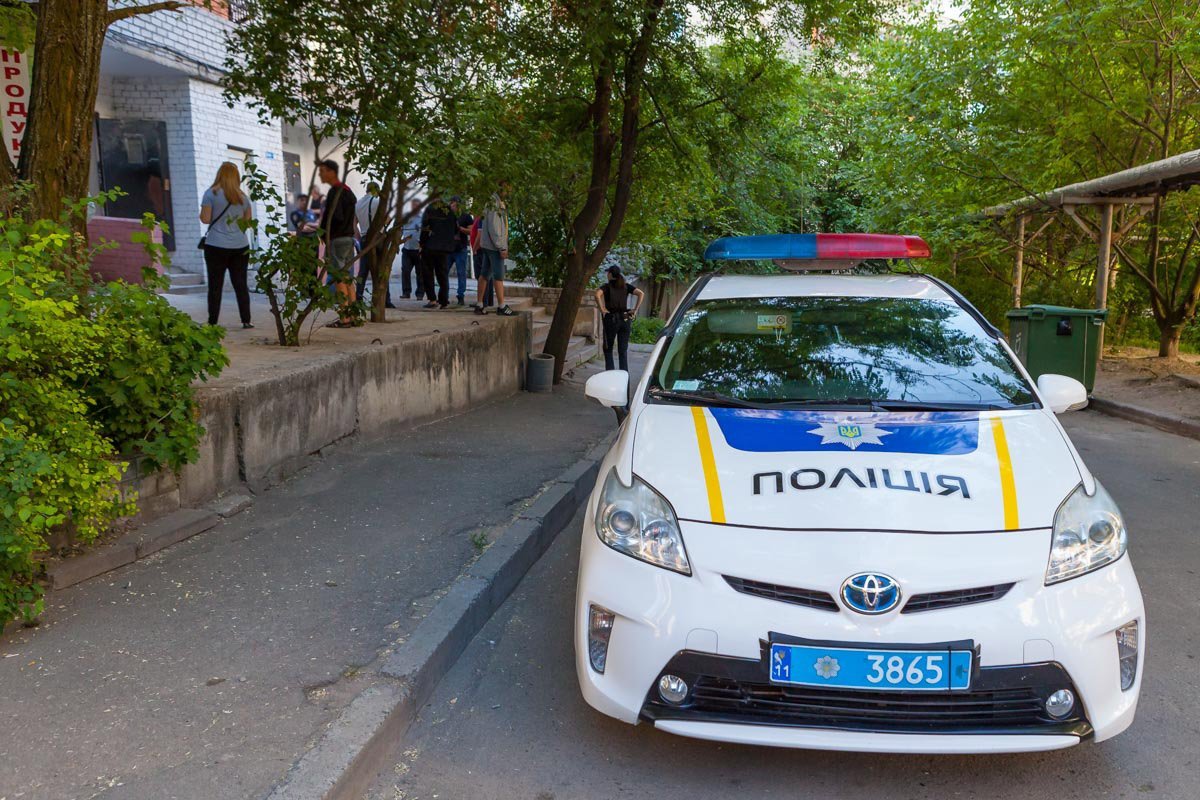 На месте работают патрульная полиция и следственно-оперативная группа На месте работают патрульная полиция и следственно-оперативная группа