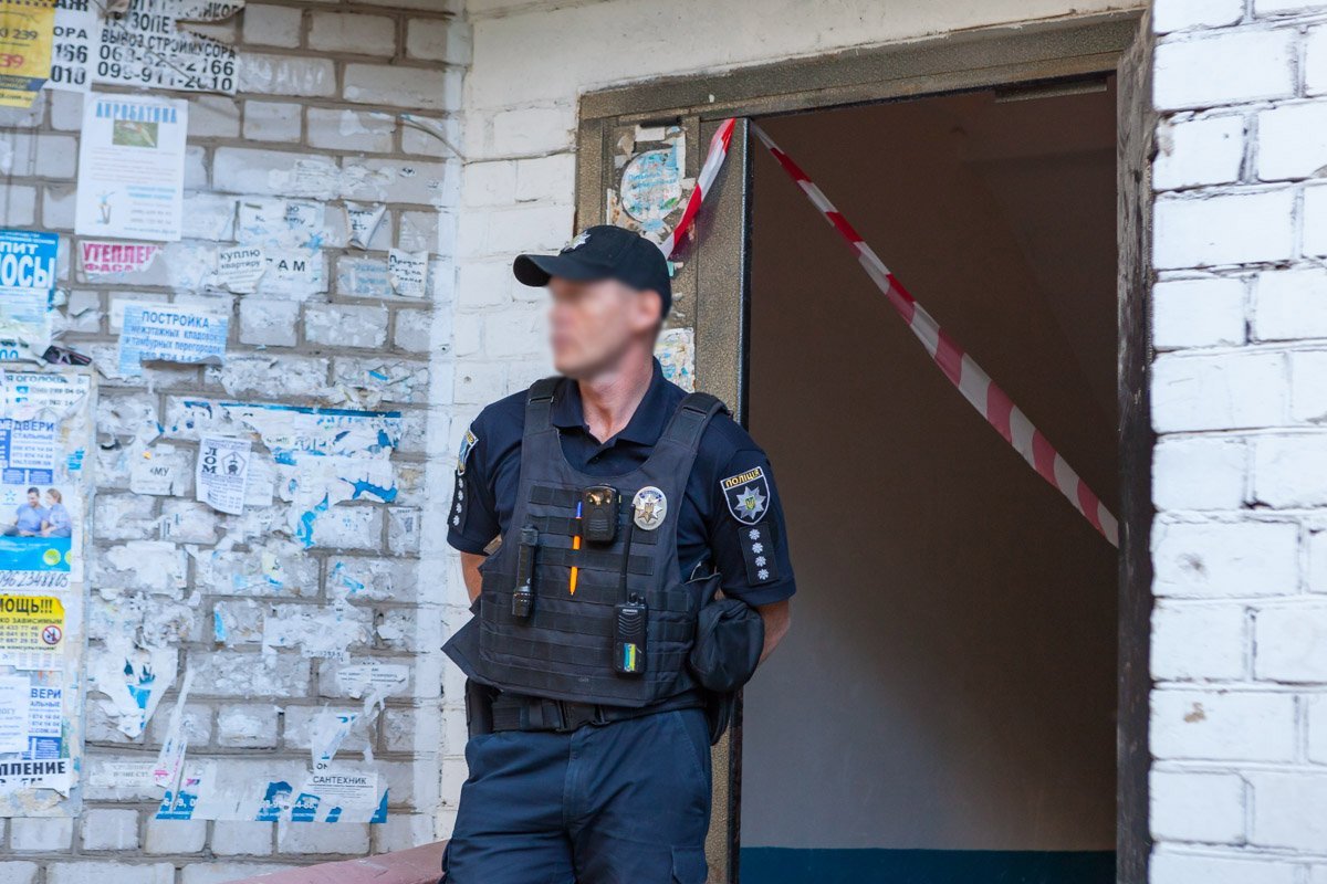 Подъезд огородили лентами Подъезд огородили лентами