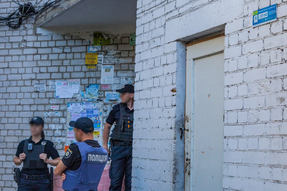 Тело женщины нашли под лестницей Тело женщины нашли под лестницей