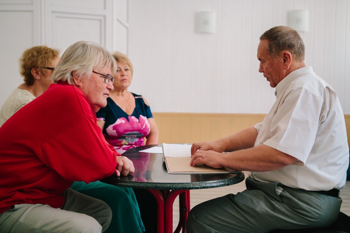 Шрифт Брайля представляет собой рельефно-точечный шрифт для письма и чтения незрячими людьми Шрифт Брайля представляет собой рельефно-точечный шрифт для письма и чтения незрячими людьми