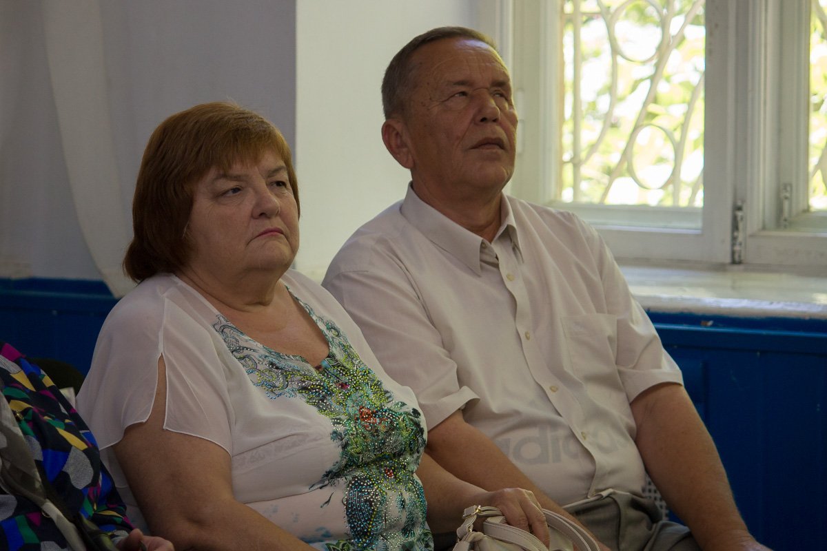 К своей проблеме люди относятся философски и говорят о ней спокойно К своей проблеме люди относятся философски и говорят о ней спокойно