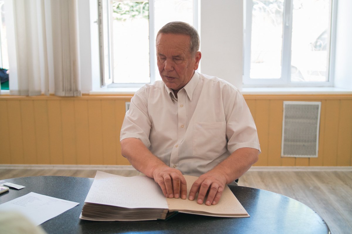 Шрифт Брайля читается наощупь, с помощью указательного пальца одной или обеих рук Шрифт Брайля читается наощупь, с помощью указательного пальца одной или обеих рук