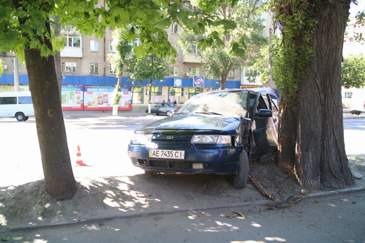 Автомобиль в результате ДТП влетел в дерево Автомобиль в результате ДТП влетел в дерево