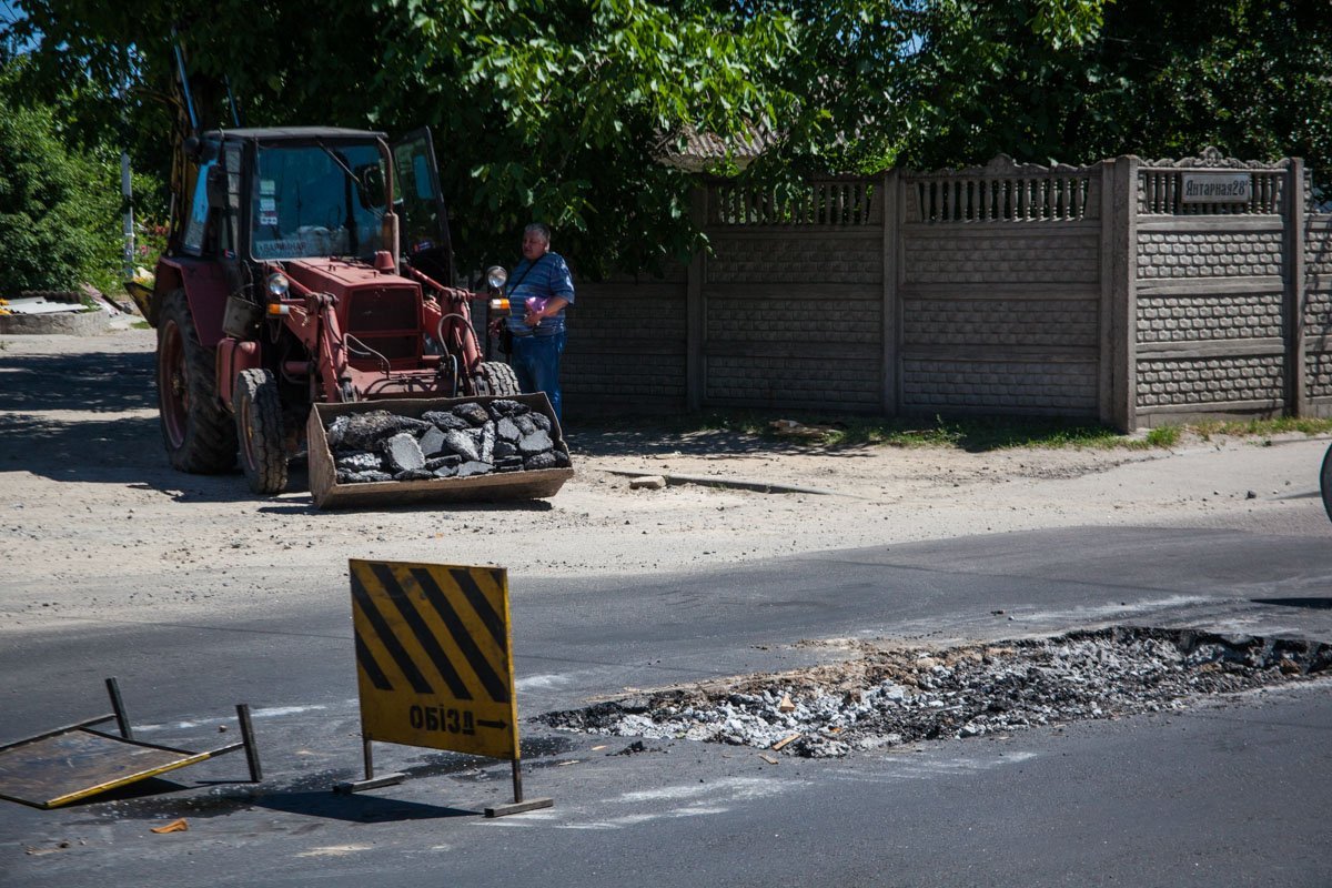Чтобы устранить поломку, сотрудникам КП «Днепрводоканал» пришлось вырыть яму Чтобы устранить поломку, сотрудникам КП «Днепрводоканал» пришлось вырыть яму