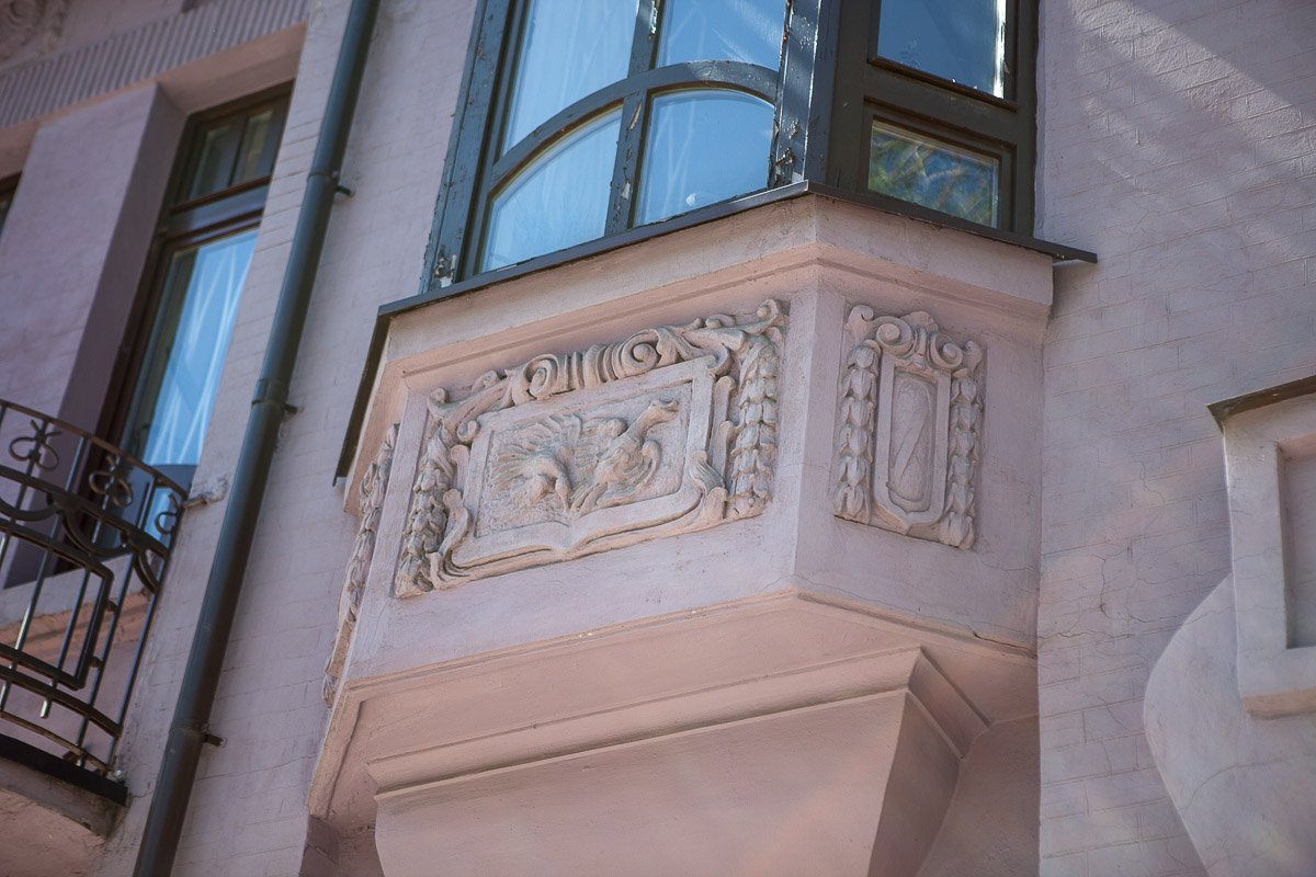 Говорят, это здание раньше принадлежало Екатеринославскому Обществу любителей охоты Говорят, это здание раньше принадлежало Екатеринославскому Обществу любителей охоты