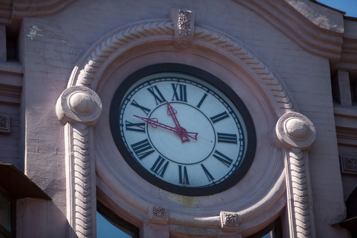 Также здание украшают крупные часы, диаметром два метра с римскими цифрами, вызывающей красной стрелкой и оборудованные электронным блоком Также здание украшают крупные часы, диаметром два метра с римскими цифрами, вызывающей красной стрелкой и оборудованные электронным блоком