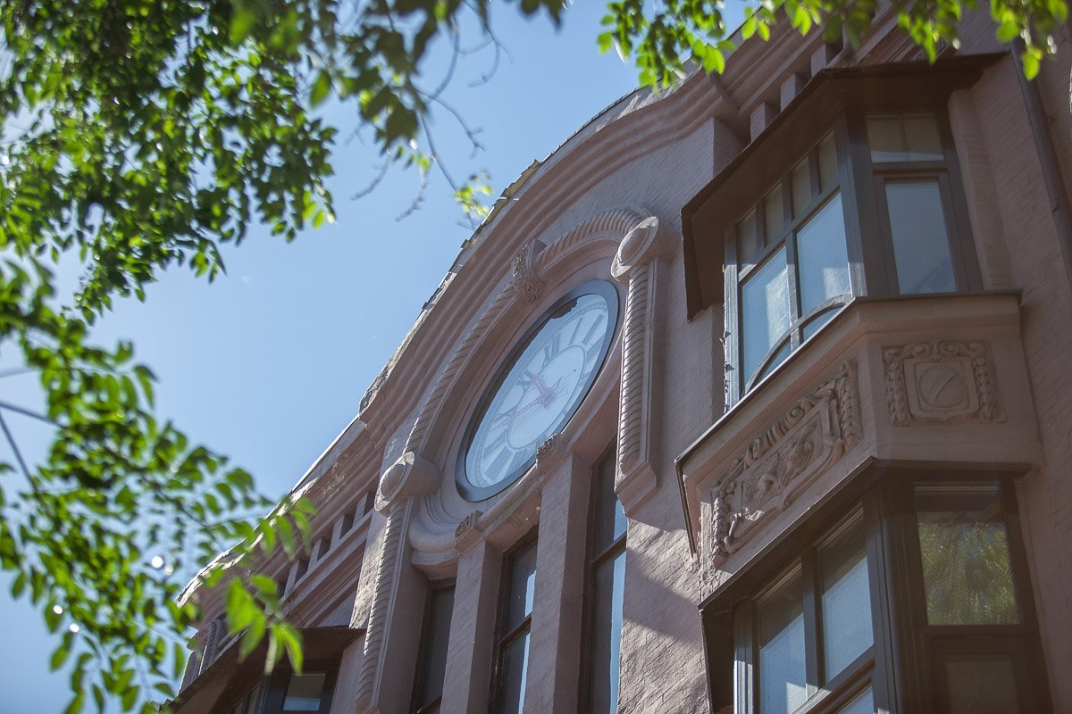 Нежно-фиолетовое здание для данной улицы нетипично Нежно-фиолетовое здание для данной улицы нетипично