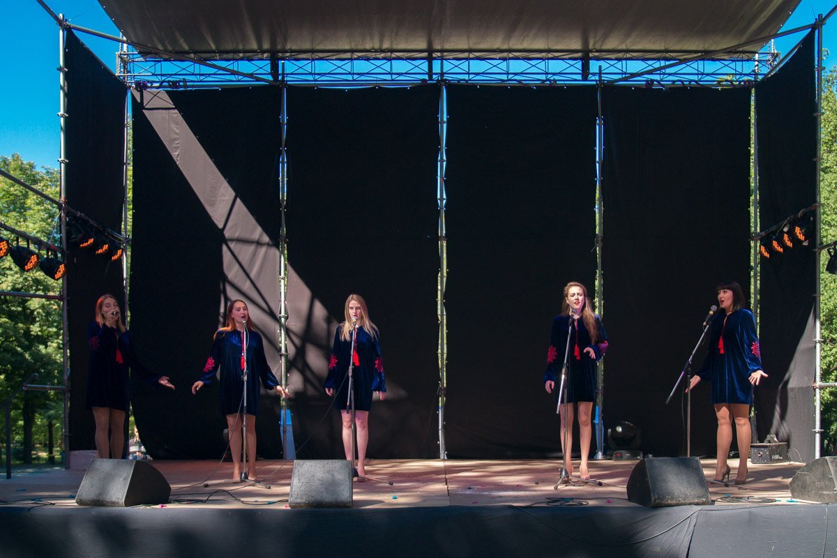 Сцену установили в парке Шевченко на аллее возле Дворца студентов ДНУ Сцену установили в парке Шевченко на аллее возле Дворца студентов ДНУ